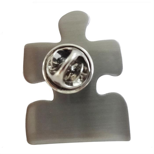 Spilla da bavero realizzata con resina epossidica puzzle con stampa logo personalizzato