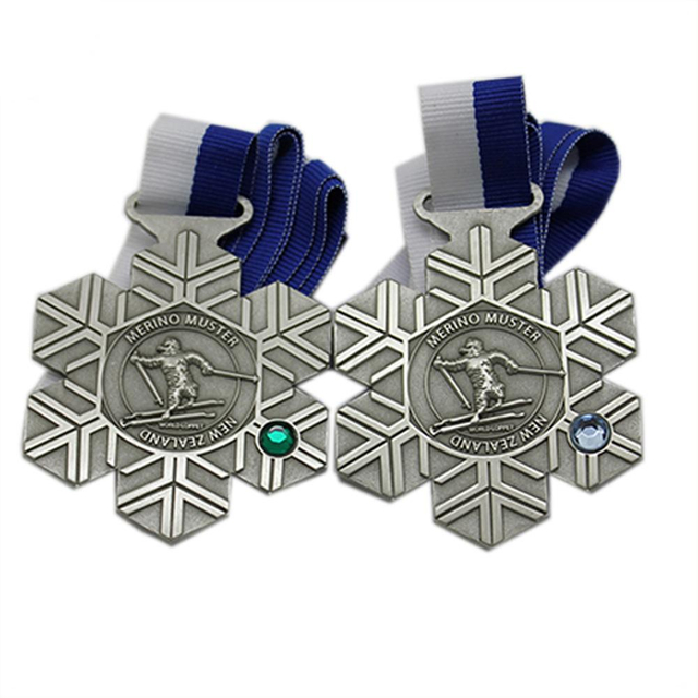 Medaglia sportiva in metallo per sci di cristallo con design a neve
