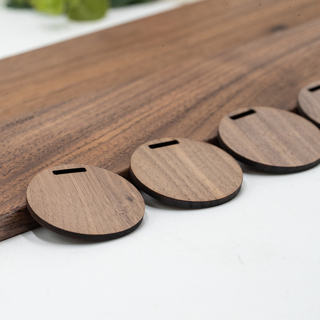 Portachiavi con incisione personalizzata in legno rotondo con nome in legno