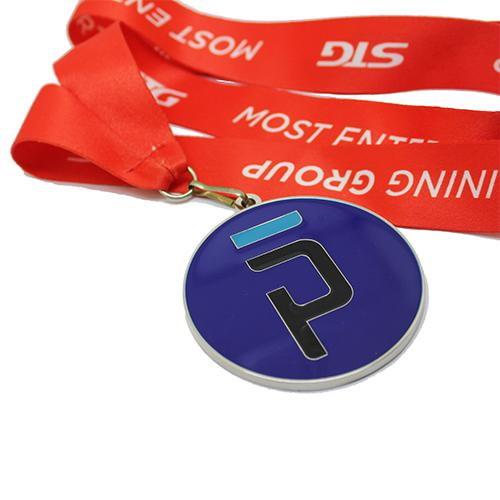 Medaglia in metallo con pasta colorata personalizzata con cordino